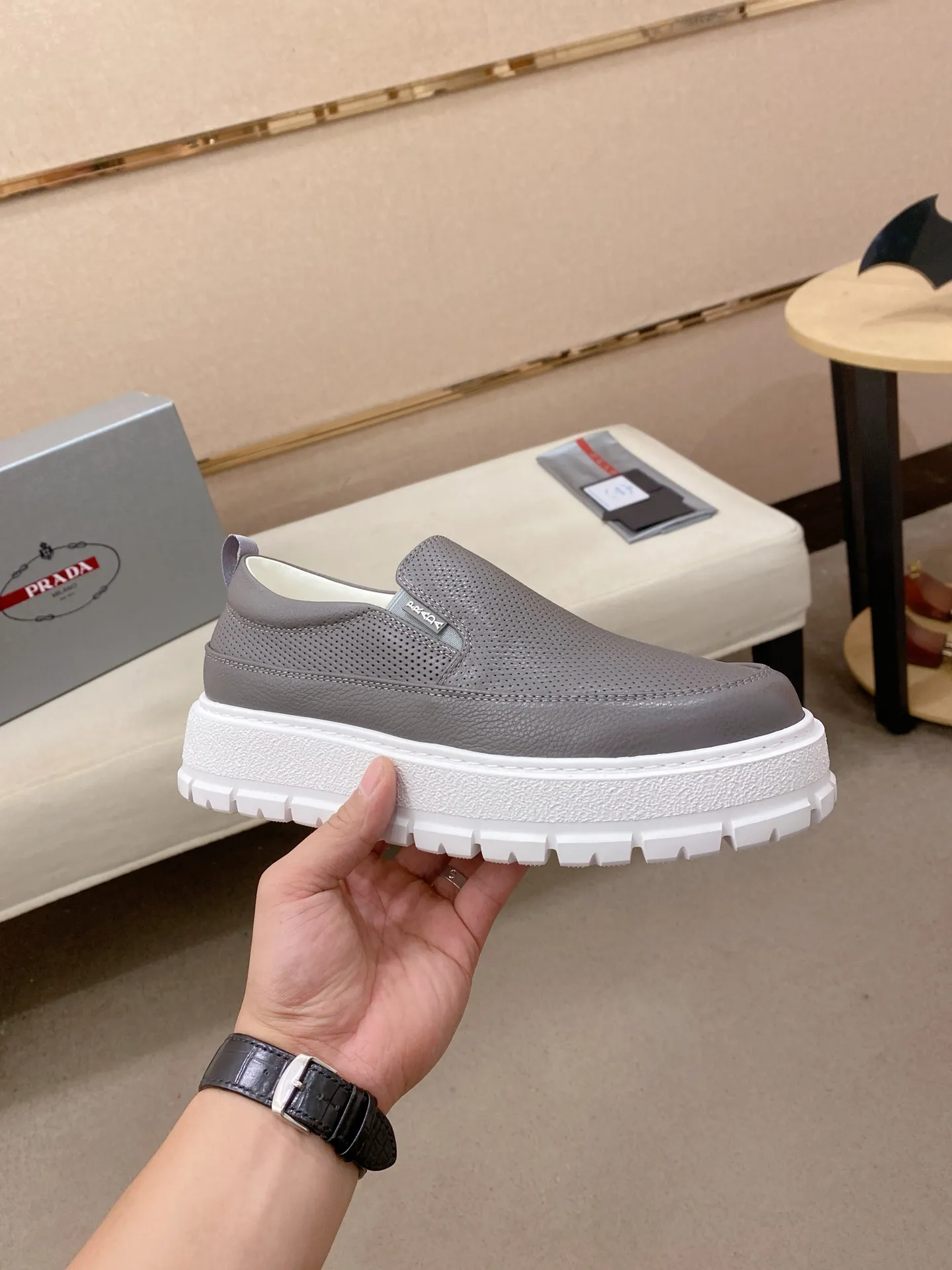 Men's shoes 💰 580💰 ✔️✔️✔️High version High-quality new PRADA (Prada) counters are launched simultaneously, new men's shoes, 😘fabrics are selected from first-layer cowhide fabrics. Lining: Imported cowhide leather lining. 👍🏿High-end☄️Open-molded non-slip rubber outsole, exquisite lines, simple and elegant, comfortable and high-end for leisure travel. Code number: 38 to 45